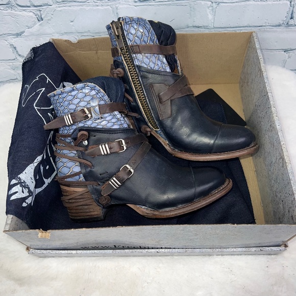 🚫SOLD! NIB/NWT($295)🤩 |•FREEBIRD🦅BY STEVEN•| CRUE Navy Multi Strappy Wrap Boo - Picture 3 of 16